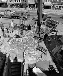 855863 Afbeelding van de plaatsing van één van de vier fragmenten van het Kasteel Vredenburg en het Johanniter klooster ...